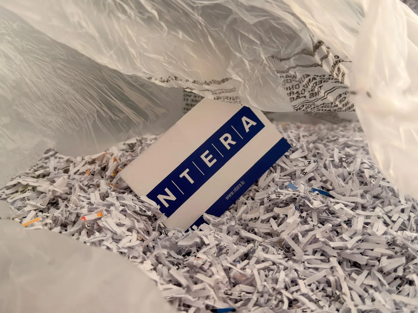 Cartão Ntera em papel confidencial triturado, pronto para reciclagem